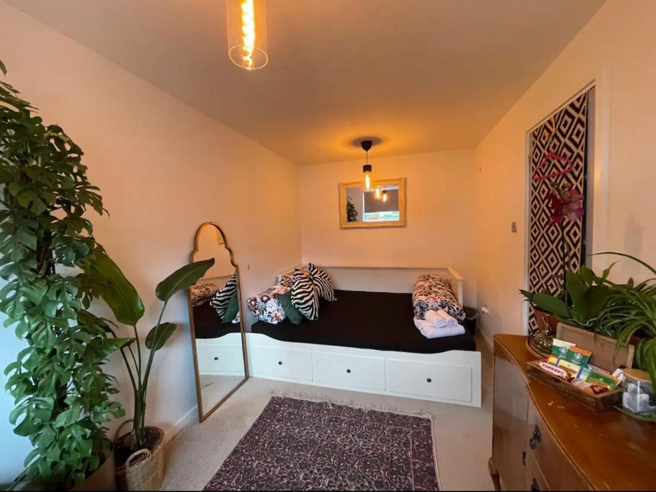 Private Room With Separate Shower And Free Parking Edinburgh Exterior photo
